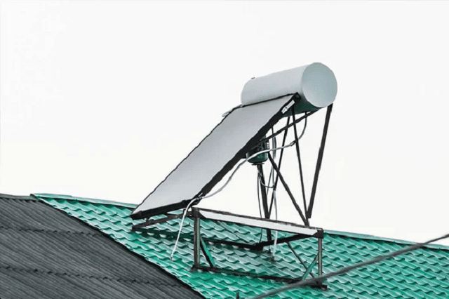chauffe eau solaire installé sur toit vert