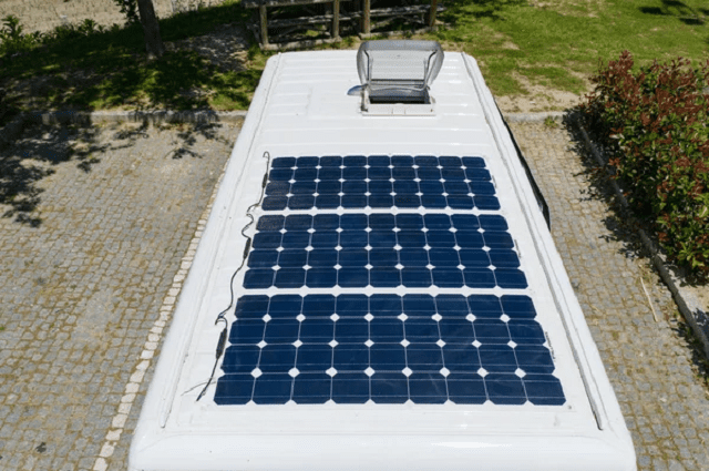 panneaux solaires installés pour camping car