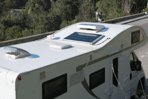 Quelle puissance de panneau solaire pour un camping-car ?