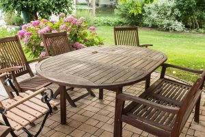 Optez pour une table de jardin extensible pour vos barbecues d’été en famille !