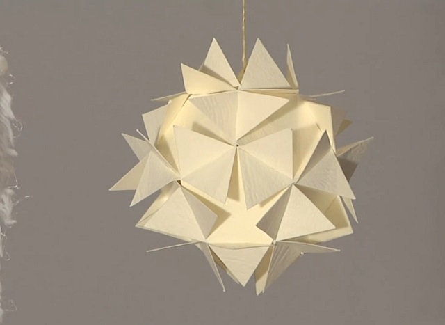 Décoration de Noël avec des boules de papier en 3D