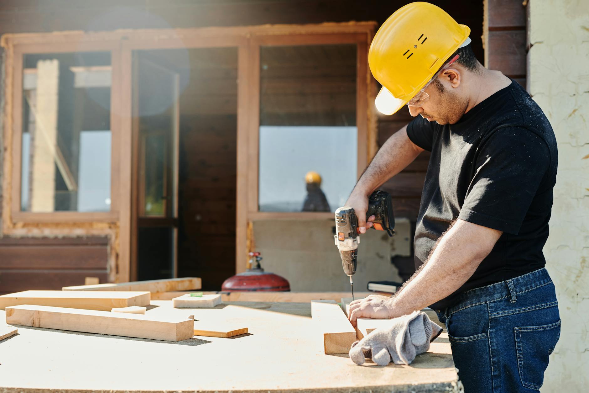Auto-construire son garage : de la dalle aux portes